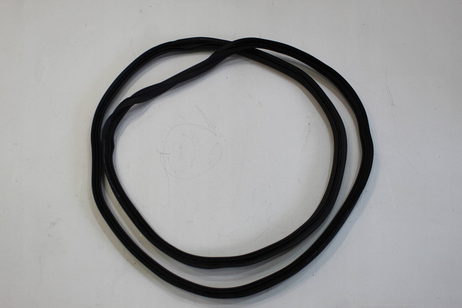 Mr199811 резинка люка. уплотнитель капота фольксваген поло 6n2. резинка люка. уплотнитель на люк ауди 100 с4. уплотнитель люка мерседес w124.