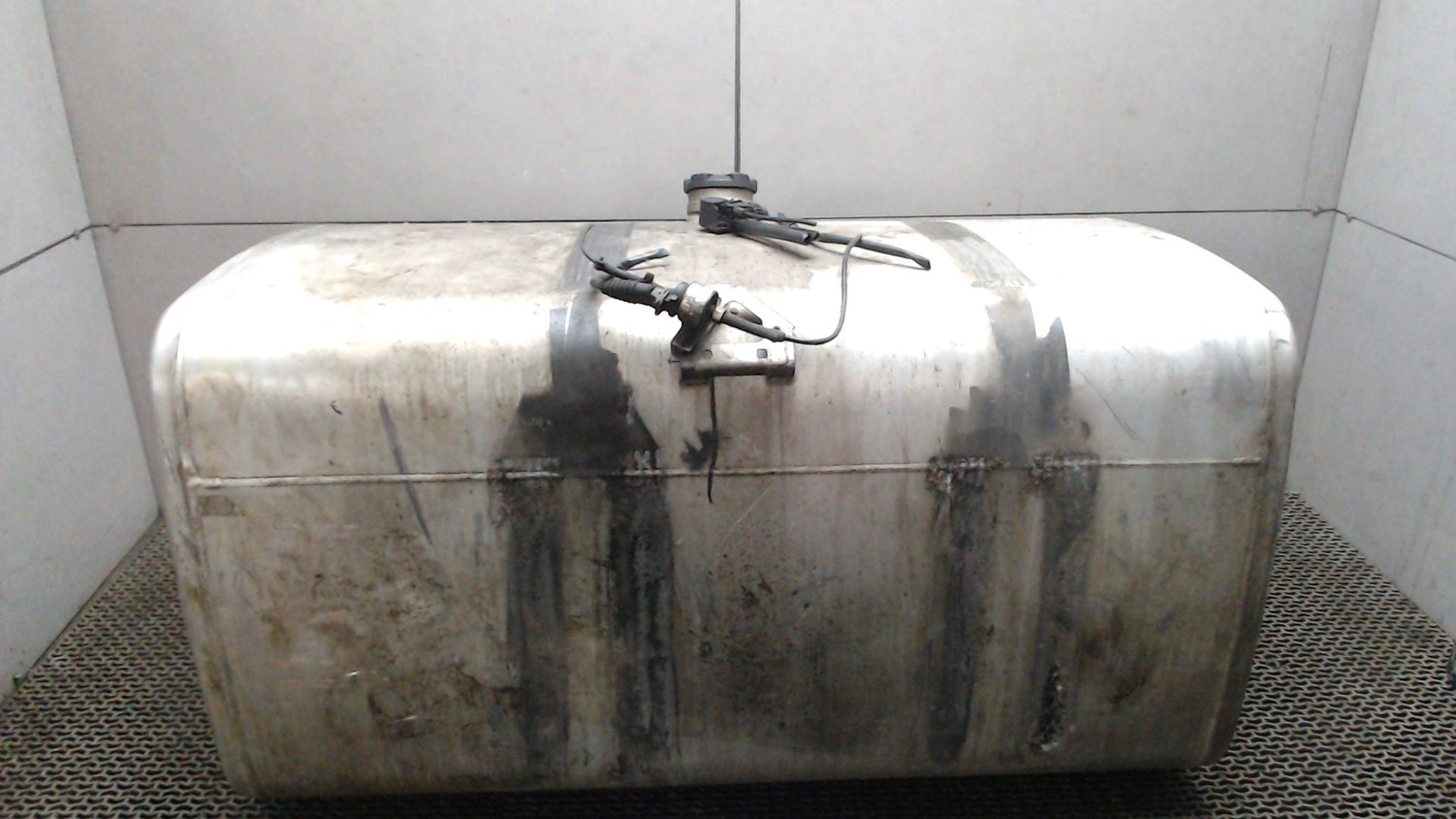 Топливный бак даф 105. Топливный бак на даф 95. Топливный бак даф 105. Бак топливный на даф 95xf380. Топливный бак даф 105 850 литров.