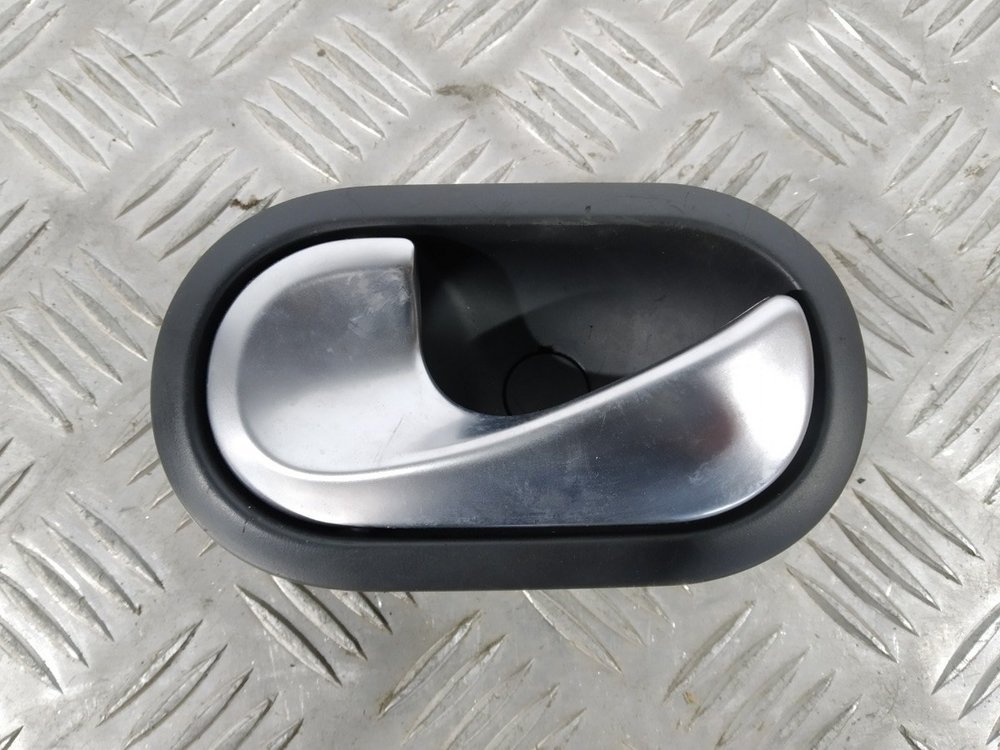 Внутренняя левая ручка рено дастер. Внутренняя левая ручка рено дастер. Renault 8200733848 ручка двери внутренняя. Ручка двери asam 32027. Ручка двери рено дастер внутренняя левая.