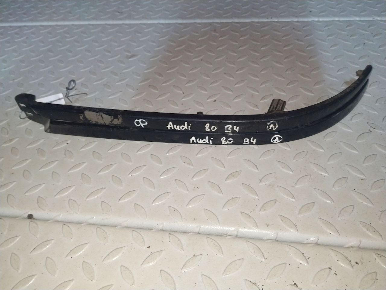 черный молдинг под фару audi a6c5. ресничка ауди 80 в4 левая артикул оригинал. накладки на фары ваз 2110. накладка у фары ваз 2114-15. 260e01288r.