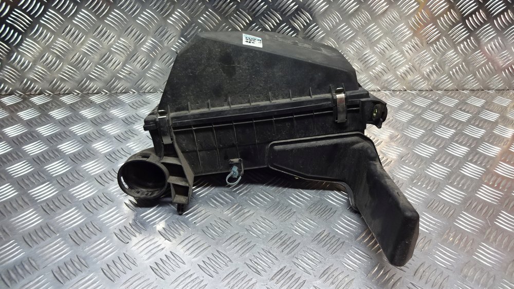 Без корпуса воздушного фильтра. 5 корпус воздушного фильтра. Зажим корпуса воздушного фильтра. Без корпуса воздушного фильтра. Корпус воздушного фильтра ваз 1118.