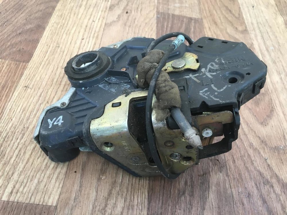 Дверной замок тойота королла. Замок двери тойота. Тойота королла резинка на замок двери. Замок передней двери тойота корона 190. Замок двери тойота королла 120.