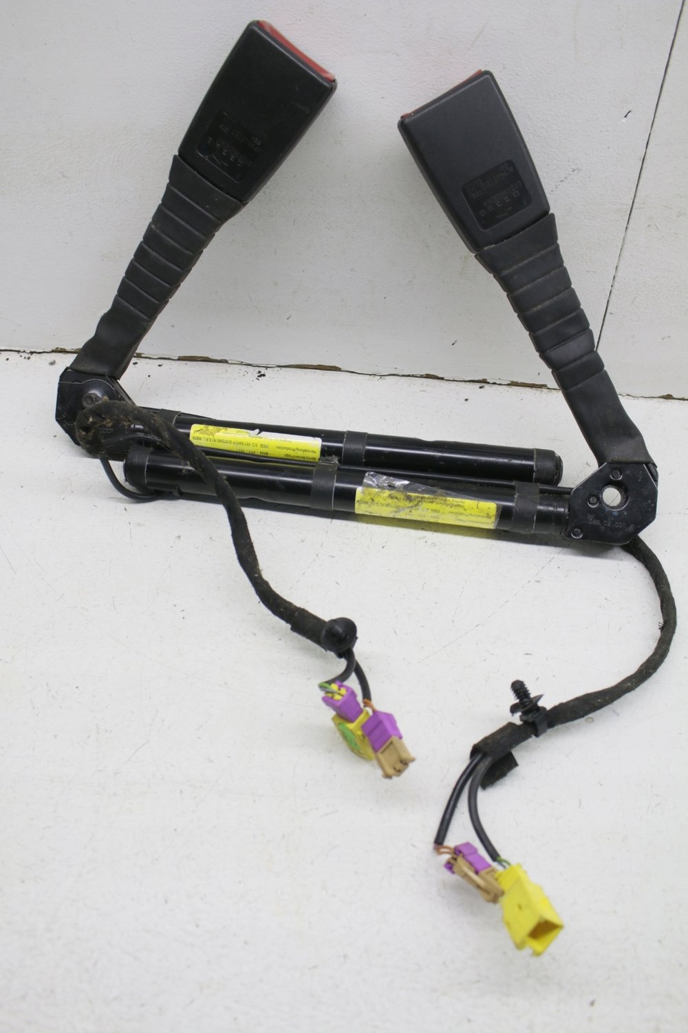 Преднатяжитель ремня водителя. Преднатяжитель ремня водителя. Преднатяжитель ремня водителя range rover. Преднатяжитель ремня водителя. Преднатяжитель для кабеля.