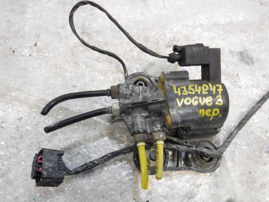 рендж пневма упала. устройство пневмоподвески рендж ровер вог. номер ресивера пневмы на рендж ровер л322. ленд ровер дискавери 3 ресивер пневмоподвески. ленд ровер рендж ровер 4 на подъемнике.