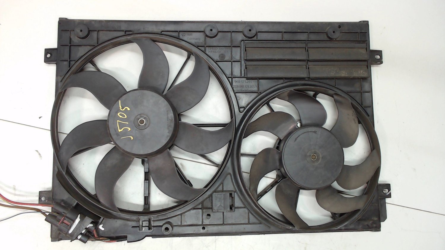 Вентилятор охлаждения двигателя фольксваген джетта 5 2. 1k0959455ea. Фольксваген джетта вентилятор охлаждения. Вентилятор джетта. Вентилятор радиатора фольксваген бора.