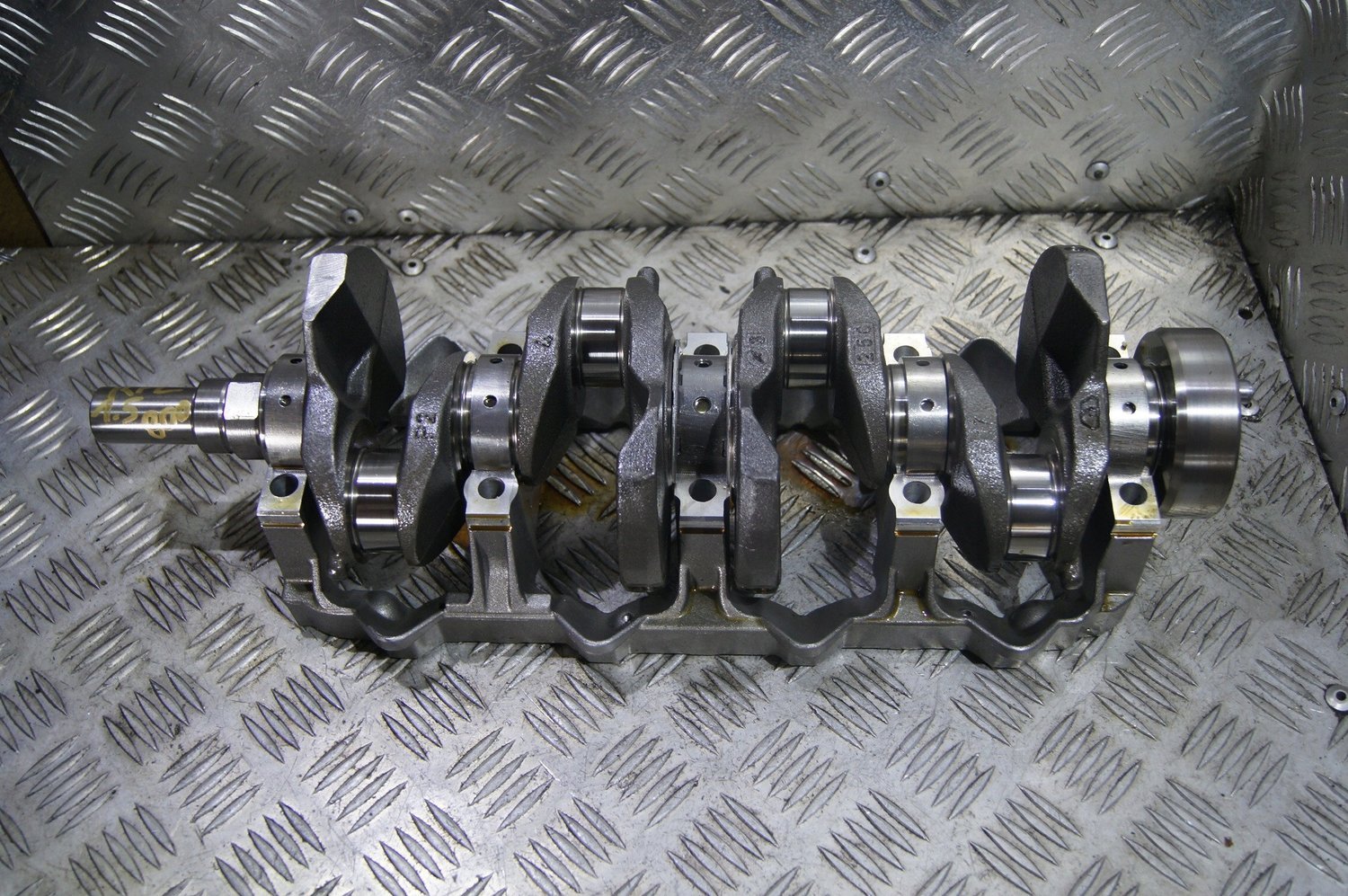 Коленвал новый. Ford at4z-6303-d вал коленчатый. Коленвал 1.8 Duratorq. Коленвал Ford арт. 9x2z-6303-b. Коленвал 1.8 (3318) Москвич.