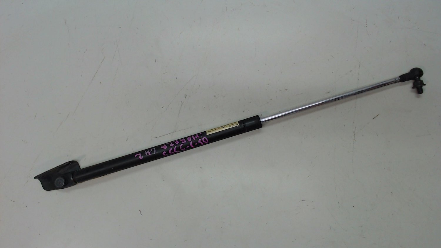 Амортизатор багажника импреза gd. Амортизатор багажника subaru. 63269xa000. 63269fg020. Амортизатор багажника субару.